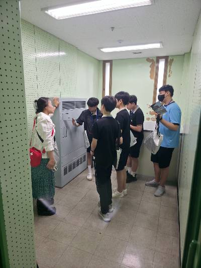 영성중학교 학생들이 지난 1일 서울 남영동 민주화운동기념관에서 조사실을 둘러보고 있다. 뒤에 보이는 좁은 창문은 투신 및 탈출을 막기 위해서다./사진제공=서울시교육청