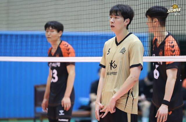 KB손해보험 세터 신승훈이 7일 단양국민센터에서 열린 2026 한국실업배구연맹&프로배구 퓨처스 대회 조별리그 B조 OK저축은행전에서 선발로 출전해 사인을 내고 있다./KB손해보험 제공