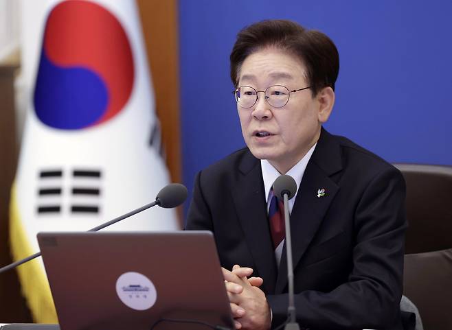 이재명 대통령이 4일 청와대에서 열린 수석보좌관회의에서 발언하고 있다. <연합>