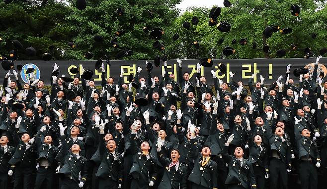 지난 5월 28일 경기도 광주시 육군 특수전학교에서 열린 '특전부사관 263기 임관식'에서 신임 특전부사관들이 베레모를 높이 던지고 있다. 연합뉴스