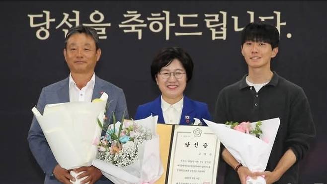 고의숙 제주도교육감 당선인(가운데)이 4일 제주경제통상진흥원 대회의실에서 열린 제9회 전국동시지방선거 당선증 교부식에서 가족과 기념 촬영하고 있다. 고의숙 당선인 SNS