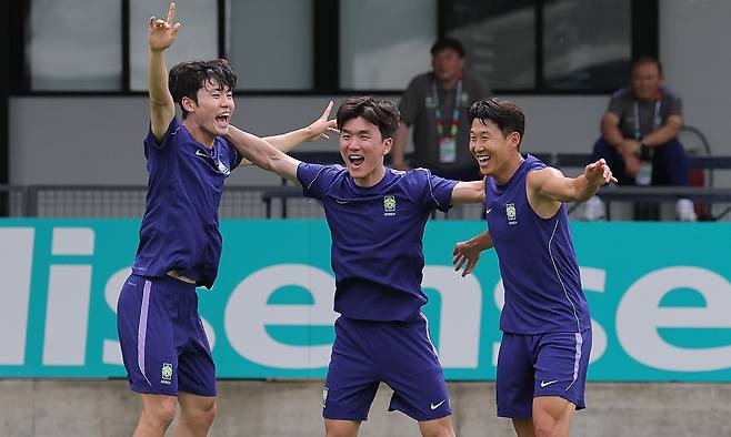 2026 북중미 월드컵에 출전하는 축구 국가대표팀 주장 손흥민(오른쪽부터)과 황인범, 이기혁이 6일(현지시간) 베이스캠프 훈련장인 멕시코 과달라하라 치바스 바예 베르데에서 훈련 중 환호하고 있다. 연합뉴스