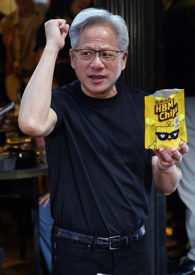 HBM칩스 나눠주는 젠슨 황 CEO - 젠슨 황 엔비디아 최고경영자(CEO)가 5일 서울 마포구 홍대 인근 삼겹살 음식점 ‘형님 저요’ 앞에서 HBM칩스를 나눠주며 파이팅을 하고 있다. 2026.6.5 연합뉴스