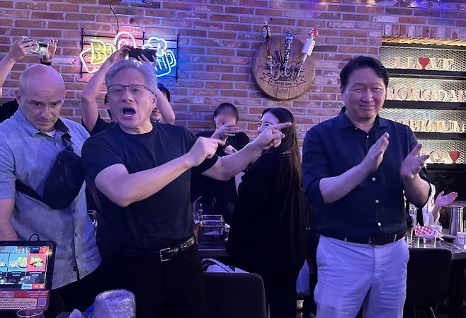 치킨집 찾은 젠슨 황 CEO - 젠슨 황 엔비디아 최고경영자(CEO)가 5일 서울 마포구 비비큐(BBQ) 홍대입구점에서 최태원 SK그룹 회장, 구광모 LG그룹 회장, 이해진 네이버 의장 등과 대화하고 있다. 2026.6.5 연합뉴스