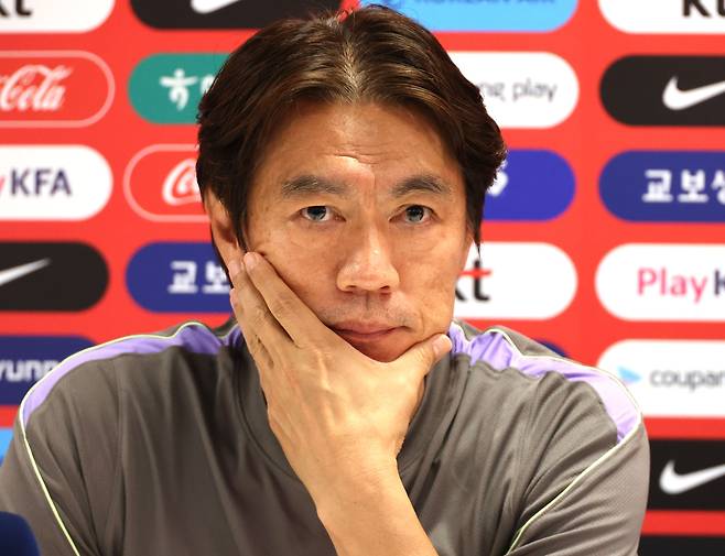 홍명보 한국 축구대표팀 감독이 6일(현지 시간) 베이스캠프 훈련장인 멕시코 과달라하라 치바스 바예 베르데에서 공식 훈련에 앞서 기자회견을 하고 있다 . 연합뉴스