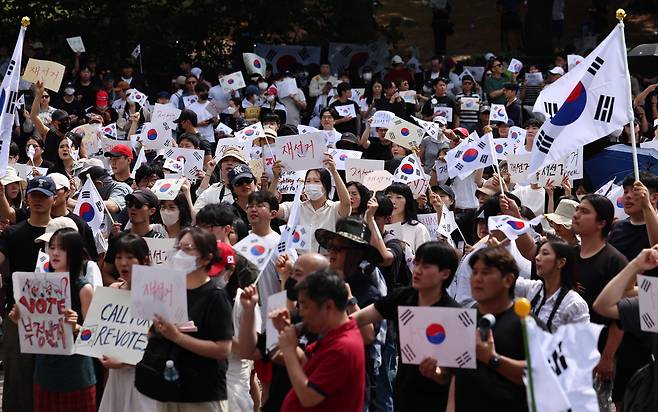 6·3 지방선거 투표용지 부족 사태에 반발한 시민들이 6일 오전 서울 송파구 올림픽공원 핸드볼경기장 개표소 앞에 모여 재선거를 요구하는 구호를 외치고 있다. 뉴스1