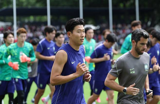 손흥민(가운데)을 비롯한 축구국가대표팀 선수들이 7일(한국시간) 멕시코 과달라하라 인근 베이스캠프 훈련장인 사포판 치바스 바예 베르데에서 가볍게 뛰고 있다. 사포판|뉴시스