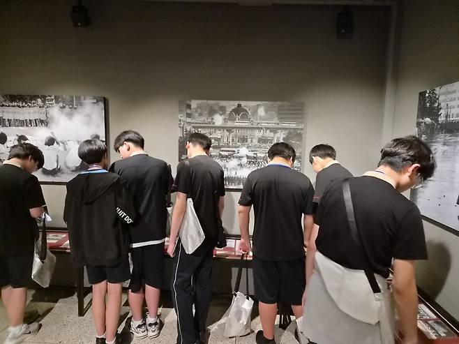 민주화운동기념관 방문한 중학생들 (서울=연합뉴스) 노재현 기자 = 지난 1일 서울 용산구 민주화운동기념관을 방문한 성남 영성중 학생들. 2026.6.7 nojae@yna.co.kr