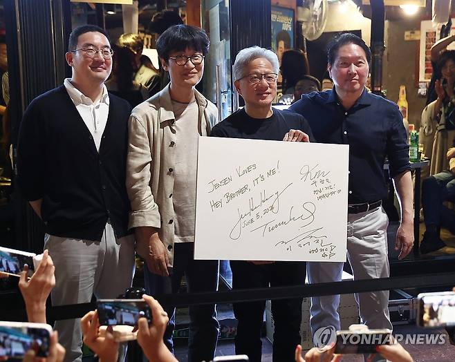 '화기애애' (서울=연합뉴스) 윤동진 기자 = 젠슨 황 엔비디아 최고경영자(CEO)가 5일 서울 마포구 홍대 인근 삼겹살 음식점 '형님 저요'에서 최태원 SK그룹 회장, 구광모 LG그룹 회장, 이해진 네이버 의장과 '삼소(삼겹살·소주) 회동’을 하며 포즈를 취하고 있다. 2026.6.5 mon@yna.co.kr