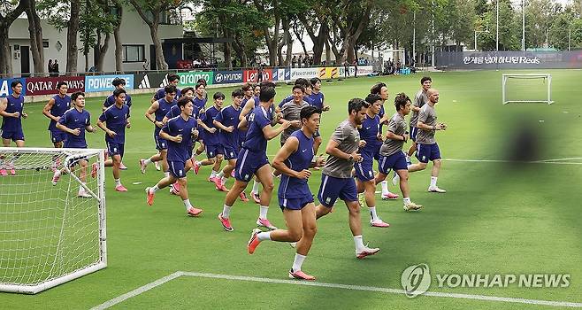 멕시코 첫 훈련 시작한 한국 대표팀 (과달라하라=연합뉴스) 최재구 기자 = 2026 북중미 월드컵에 출전하는 축구 국가대표팀이 6일(현지시간) 베이스캠프 훈련장인 멕시코 과달라하라 치바스 바예 베르데에서 첫 훈련을 하고 있다. 2026.6.7 jjaeck9@yna.co.kr