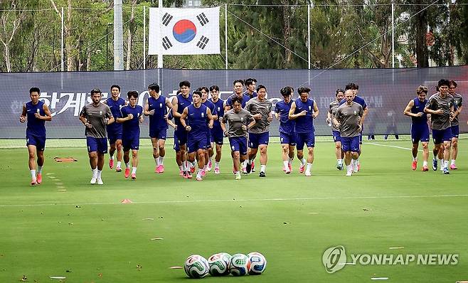 멕시코 첫 훈련 시작한 한국 대표팀 (과달라하라=연합뉴스) 최재구 기자 = 2026 북중미 월드컵에 출전하는 축구 국가대표팀이 6일(현지시간) 베이스캠프 훈련장인 멕시코 과달라하라 치바스 바예 베르데에서 첫 훈련을 하고 있다. 2026.6.7 jjaeck9@yna.co.kr