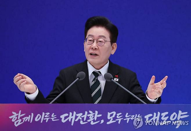 이재명 대통령의 지난 1월 신년기자회견 모습 (서울=연합뉴스) 김도훈 기자 = 이재명 대통령이 21일 청와대 영빈관에서 열린 신년기자회견에서 발언하고 있다. 2026.1.21 superdoo82@yna.co.kr