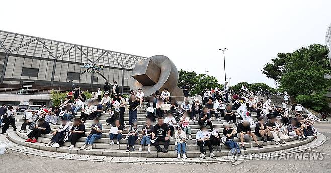 6ㆍ3지방선거 개표소 봉쇄 시위 계속 (서울=연합뉴스) 김인철 기자 = 6·3 지방선거 투표지 부족 사태를 규탄하며 재선거를 요구하는 '잠실 개표소 봉쇄 시위'가 계속되고 있는 7일 서울 송파구 올림픽공원 핸드볼경기장 앞에서 부정선거를 주장하는 시민들이 구호를 외치고 있다. 2026.6.7 yatoya@yna.co.kr