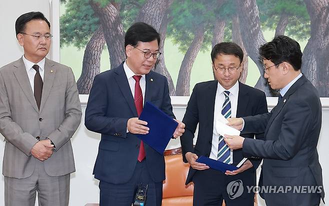 합의문 발표 앞둔 여야 원내대표 (서울=연합뉴스) 신현우 기자 = 더불어민주당 한병도 원내대표(오른쪽 두번째)와 국민의힘 송언석 원내대표(왼쪽 두번째)가 19일 국회 운영위원장실에서 후반기 국회의장·부의장 선출을 위한 본회의를 다음달 5일 열기로 합의한 뒤 합의문 발표를 준비하고 있다.
오른쪽은 더불어민주당 천준호 원내운영수석부대표, 왼쪽은 국민의힘 유상범 원내운영수석부대표. 2026.5.19 nowwego@yna.co.kr
