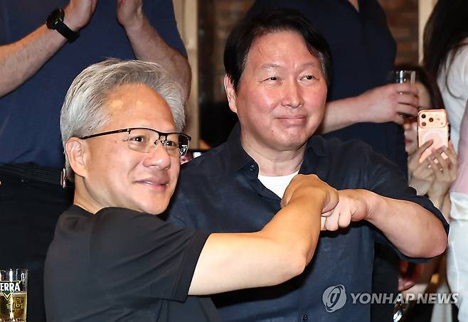 주먹 인사 하는 젠슨 황과 최태원 회장 (서울=연합뉴스) 김인철 기자 = 젠슨 황 엔비디아 최고경영자(CEO)와 최태원 SK 회장이 7일 서울 강남구 깐부치킨 삼성점에서 치맥 회동을 하던 중 주먹 인사를 하고 있다. 2026.6.7 yatoya@yna.co.kr
