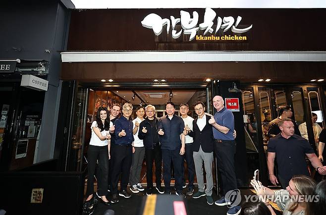 회동 기념촬영하는 젠슨 황과 최태원 회장 (서울=연합뉴스) 김인철 기자 = 젠슨 황 엔비디아 최고경영자(CEO)와 최태원 SK 회장, 사장단이 7일 서울 강남구 깐부치킨 삼성점에서 치맥 회동을 마친 뒤 기념촬영을 하고 있다. 2026.6.7 yatoya@yna.co.kr