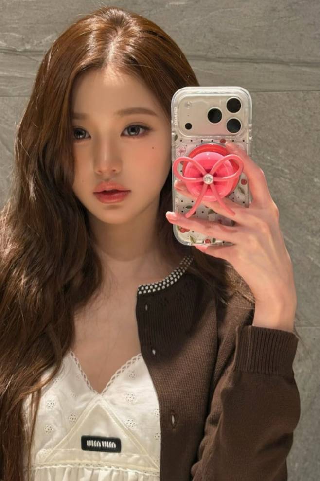 그룹 아이브 멤버 장원영이 거울 속 자신을 카메라에 담고 있다. / 사진=장원영 SNS