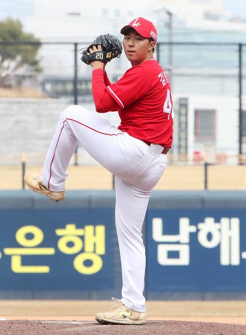 지난 3월 12일 시범경기에 등판한 신인 김민준. /SSG 랜더스 제공