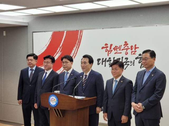 박수현 충남도지사 당선인이 8일 민선 9기 인수위원회 공식 명칭을 '통하는 충남 준비위원회'로 확정하고 이재관 국회의원을 위원장으로 하는 주요 인선을 발표했다. (왼쪽부터) 강인영 부위원장, 최재영 부위원장, 이재관 위원장, 박수현 당선인, 김민수 비서실장, 김선태 대변인. 사진=조길상 기자
