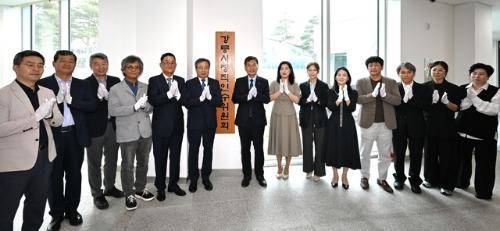 31년 만에 첫 진보 진영 시장으로 당선된 김중남 강릉시장 당선인의 민선 9기 시정 운영을 준비할 인수위원회가 강릉대전환위원회로 8일 공식 출범했다. ‘강릉대전환위원회’는 이날 강릉시 초당동 녹색도시체험센터 이젠 옆 강릉워케이션센터 2층에서 현판 제막식을 열고 본격적인 활동에 돌입했다. 인수위는 전방욱 전 강릉원주대 총장을 위원장으로, 김형익 전 강릉상공회의소 회장을 부위원장으로 선임하는 등 총 14명으로 구성됐다. 사진=권태명기자