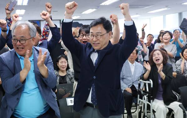 전국동시지방선거가 치러진 3일 정근식 서울시 교육감 후보가 서울 종로구 본인의 선거 사무실에서 투표 출구조사 결과 방송을 시청하며 지지자들과 기뻐하고 있다. 2026.6.3. 연합뉴스