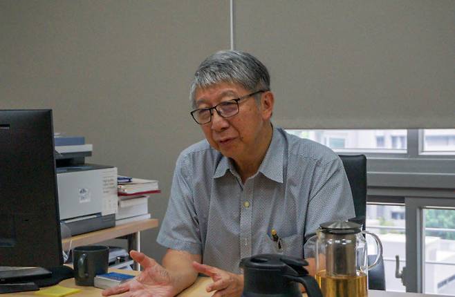 양광레이 국립대만과기대 산학혁신단장 겸 국립대만대 겸임교수가 3일(현지시간) 국립대만과기대 하오양 실험동에서 기자단과 인터뷰하고 있다.(사진=공동취재단)