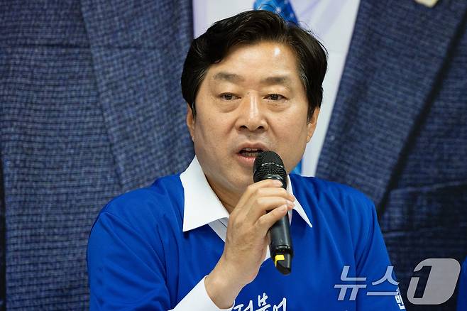 황명선 더불어민주당 최고위원이 지난달 27일 충남 논산시 오인환 논산시장 후보 선거사무소에서 열린 현장 중앙선거대책위원회의에서 모두 발언을 하고 있다. 2026.5.27 ⓒ 뉴스1 유승관 기자