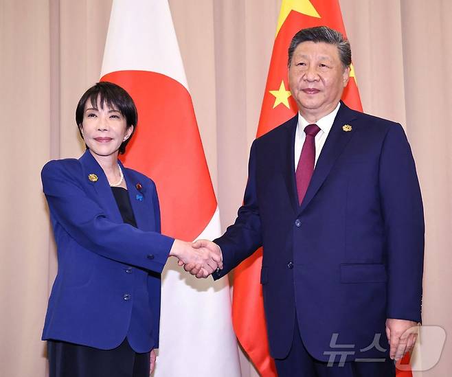 다카이치 사나에 일본 총리와 시진핑 중국 국가주석이 31일 경주 아시아태평양경제협력체(APEC) 정상회의를 계기로 열린 중일 정상회담에서 악수를 나누고 있다. 2025.10.31. ⓒ AFP=뉴스1