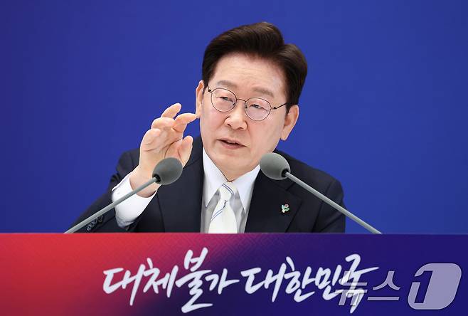 이재명 대통령이 8일 청와대 영빈관에서 열린 취임 1주년 기자회견에서 취재진 질문에 답변하고 있다. 2026.6.8 ⓒ 뉴스1 허경 기자