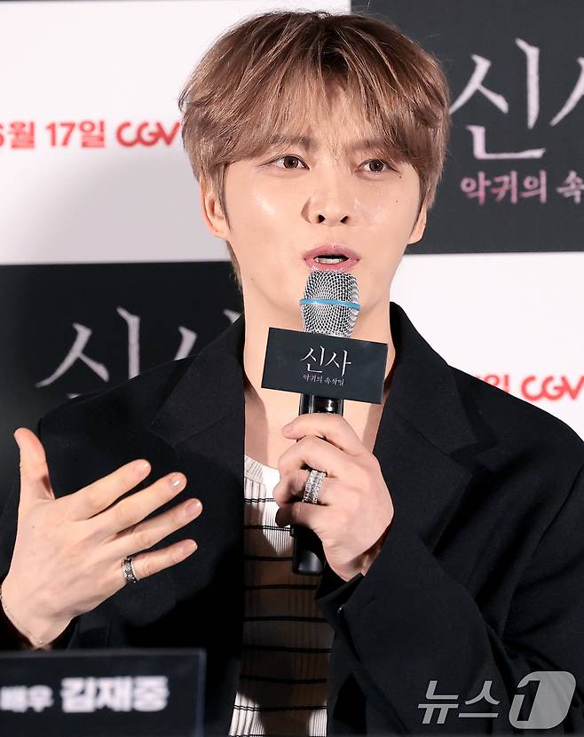 가수 겸 배우 김재중이 8일 서울 용산구 CGV용산아이파크몰에서 열린 영화 '신사: 악귀의 속삭임'(감독 구마키리 가즈요시) 언론시사회 및 기자간담회에 참석해 취재진 질문에 답하고 있다. '신사: 악귀의 속삭임'은 일본 고베 폐신사에 답사를 갔던 대학생 3명이 사라지고 박수무당 명진(김재중 분)이 사건을 파헤치며 기이한 악귀와 맞서는 샤머니즘 오컬트 호러 영화다. 2026.6.8 ⓒ 뉴스1 권현진 기자