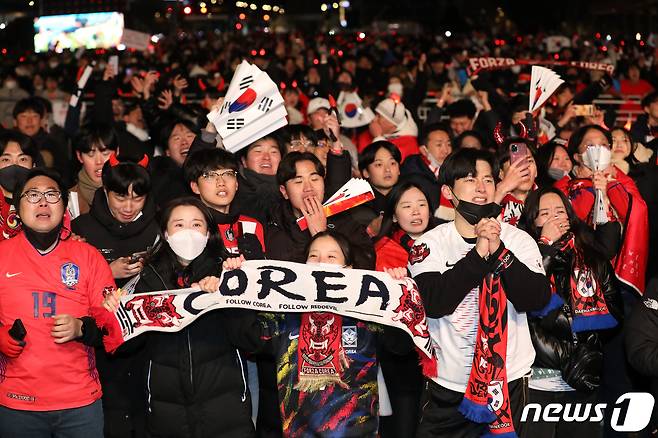 2022 카타르 월드컵 당시 거리 응원을 펼치는 축구팬들. ⓒ 뉴스1 이승배 기자