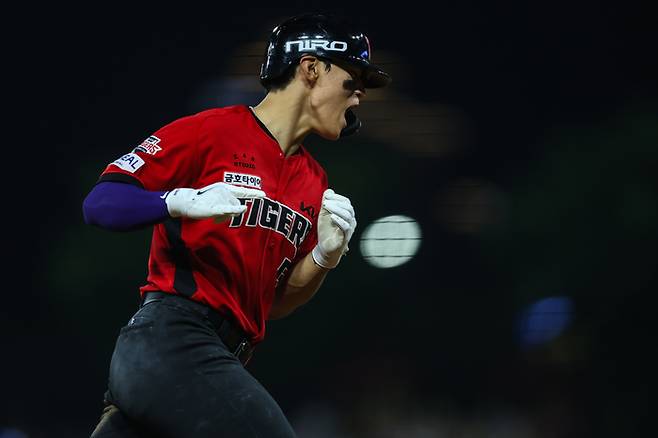 KIA 김도영이 7일 광주-기아 챔피언스 필드에서 열린 2026 KBO리그 정규시즌 삼성과 경기에서 8회말 솔로 홈런을 날린 후 베이스를 돌며 포효하고 있다. 사진 | KIA 타이거즈