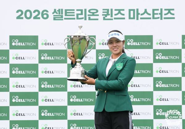 7일 서교림이 강원 원주 성문안CC(파72)에서 열린 KLPGA 투어 셀트리온 퀸즈 마스터즈 최종 3라운드에서 버디 5개와 보기 1개를 묶어 4언더파 68타를 적어내며 최종 합계 15언더파 201타를 기록한 그는 김민선7(14언더파)을 1타 차로 따돌리고 프로 데뷔 후 첫 우승을 신고했다.( 우승 후 트로피를 들고 환하게 웃고 있는 서교림). /사진=KLPGA