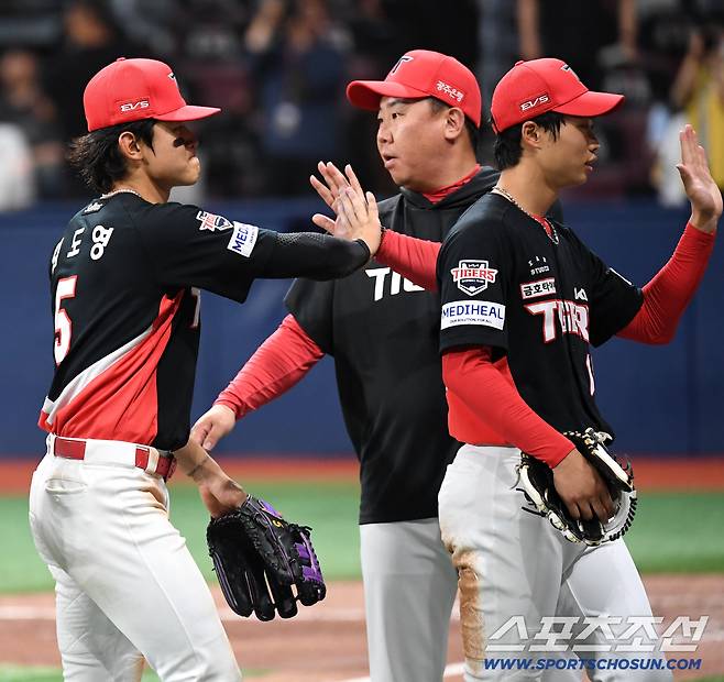 28일 고척 스카이돔에서 열린 키움과 KIA의 경기. KIA가 키움에 승리하며 6연승을 질주했다. 경기 종료 후 선수들과 하이파이브를 나누고 있는 KIA 이범호 감독. 고척=송정헌 기자songs@sportschosun.com/2026.05.28/