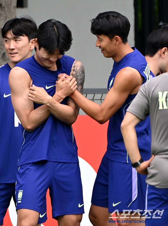 손흥민의 왼손에 힘이 잔뜩 들어가고, 멱살을 잡힌 설영우는 당황하며 미소를