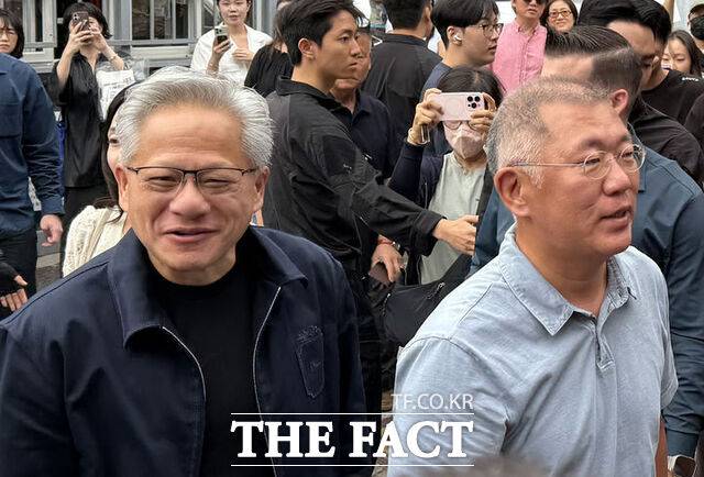 현대자동차그룹이 피지컬AI 대장주로 떠오르면서 자산운용업계가 앞다퉈 관련 상장지수펀드(ETF) 상품을 출시하고 있다. 젠슨 황 엔비디아 CEO와 정의선 현대자동차그룹 회장이 7일 서울 을지로 우래옥에서 오찬 회동을 하기 위해 이동하고 있다. /뉴시스