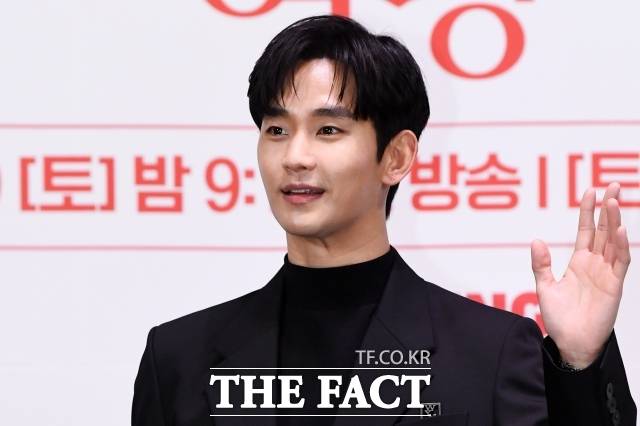 '김세의 구속 송치' 이후, 배우 김수현을 둘러싼 광고주 손해배상 소송이 다시 움직이기 시작했다. 사진은 김수현이 tvN 새 토일드라마 '눈물의 여왕' 제작발표회 당시 카메라 앞에 포즈를 취하고 있다. /서예원 기자