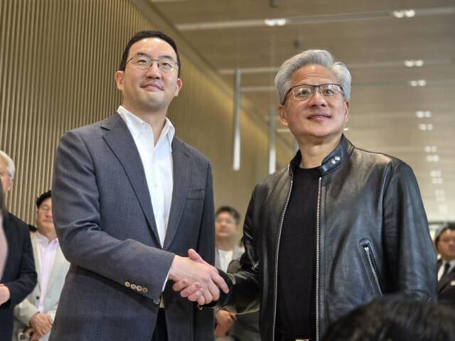 구광모 LG 대표와 젠슨 황 엔비디아 CEO가 8일 오전 LG 트윈타워에서 회동한 뒤 기념 사진을 촬영하고 있다(사진=공동취재단)