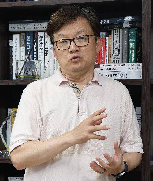 장민 금융연구원 선임연구위원이 아시아경제와 인터뷰를 하고 있다. 윤동주 기자