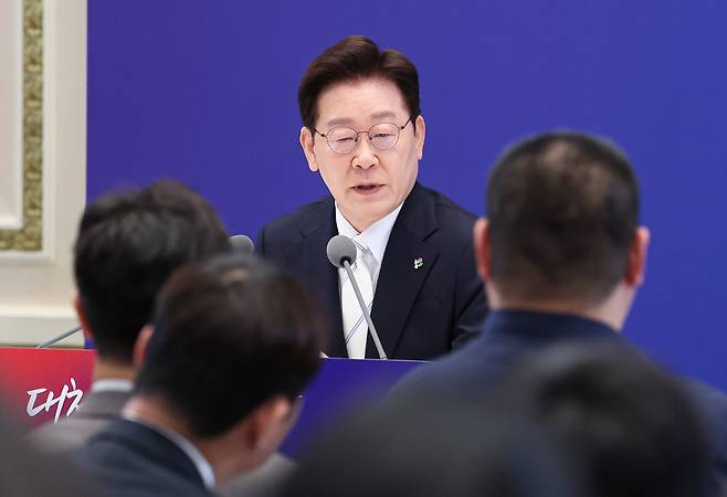 이재명 대통령이 8일 청와대 영빈관에서 열린 취임 1주년 기자회견에서 발언하고 있다./연합뉴스