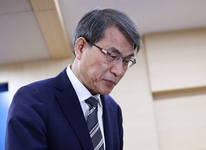 노태악 중앙선거관리위원장이 5일 오후 경기 과천 중앙선관위에서 ‘투표용지 부족 사태’ 관련 대국민 사과를 마치고 회견장을 나서고 있다. /뉴스1