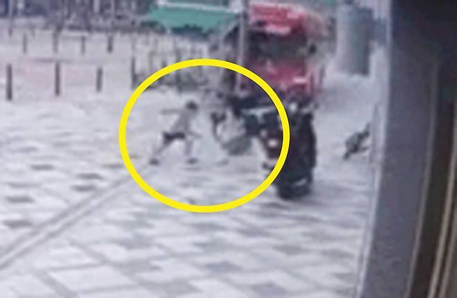 인도로 돌진하는 버스를 피한 어머니와 아들. 스레드 캡처