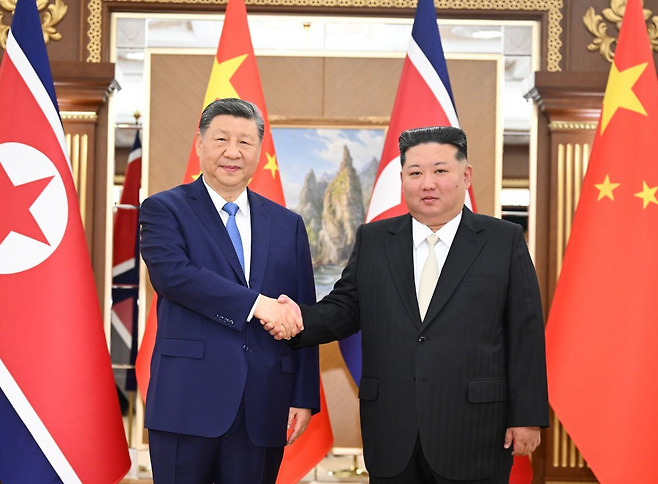 시진핑 중국 국가주석과 김정은 북한 국무위원장이 8일 평양 금수산 영빈관에서 정상회담을 개최했다. (신화통신 홈페이지)