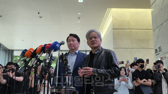 젠슨 황(오른쪽) 엔비디아 최고경영자(CEO)와 최태원 SK그룹 회장이 8일 오전 서울 종로구 SK서린사옥에서 언론 브리핑을 갖고 있다. 장우진 기자
