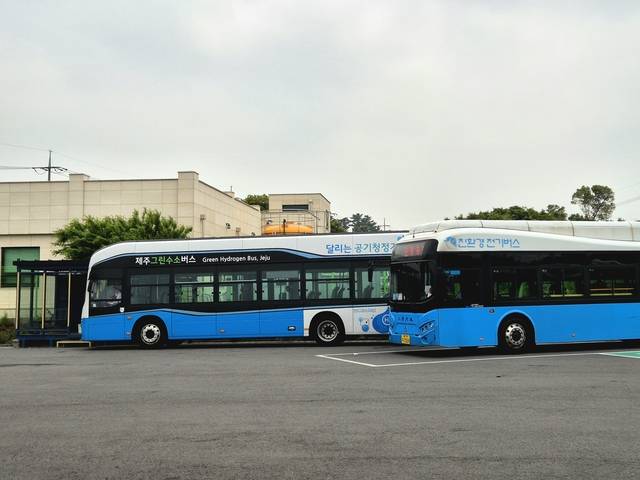 제주도 조천읍 함덕리 수소 충전소에 수소 버스가 정차하고 있다. 사진=강승구 기자