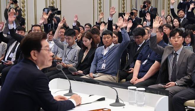 이재명 대통령이 8일 청와대 영빈관에서 열린 취임 1주년 기자회견에서 기자들의 질문을 받고 있다. 뉴스1