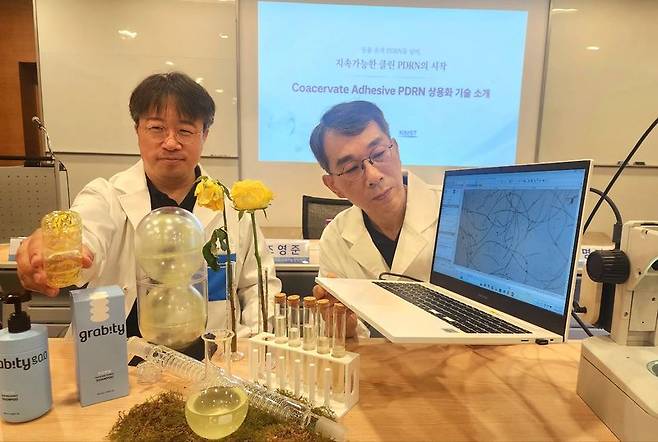 이해신 폴리페놀팩토리 대표 겸 카이스트 석좌교수(왼쪽)와 정성진 폴리페놀팩토리 책임연구원이 신제품 기술 설명을 하고 있다. 폴리페톨팩토리 제공