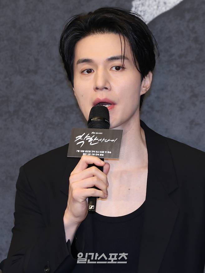 배우 이동욱이 14일 오후 서울 구로구 더링크호텔에서 열린 JTBC 금요시리즈 '착한 사나이' 제작발표회에 참석해 인사말을 하고 있다. '착한사나이'는 건달 3대 집안 장손 석철이 가족과 직장, 사랑을 지키기 위해 겪는 파란만장 사건들을 웃음과 눈물로 그려낸 드라마. 금요일 밤 8시 50분 첫 방송. 서병수 기자 qudtn@edaily.co.kr /2025.07.14/