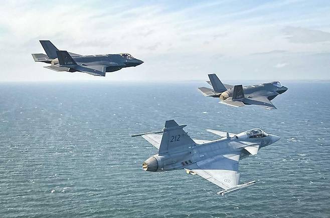 함께 비행 중인 덴마크 공군 F-35A와 스웨덴 공군 그리펜 전투기. 나토