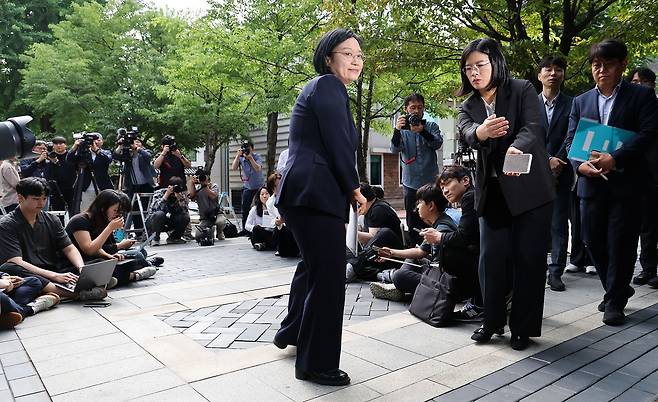 한성숙 국무총리 후보자가 8일 소감 발언을 마치고 인사청문회 준비단 사무실로 들어가고 있다.